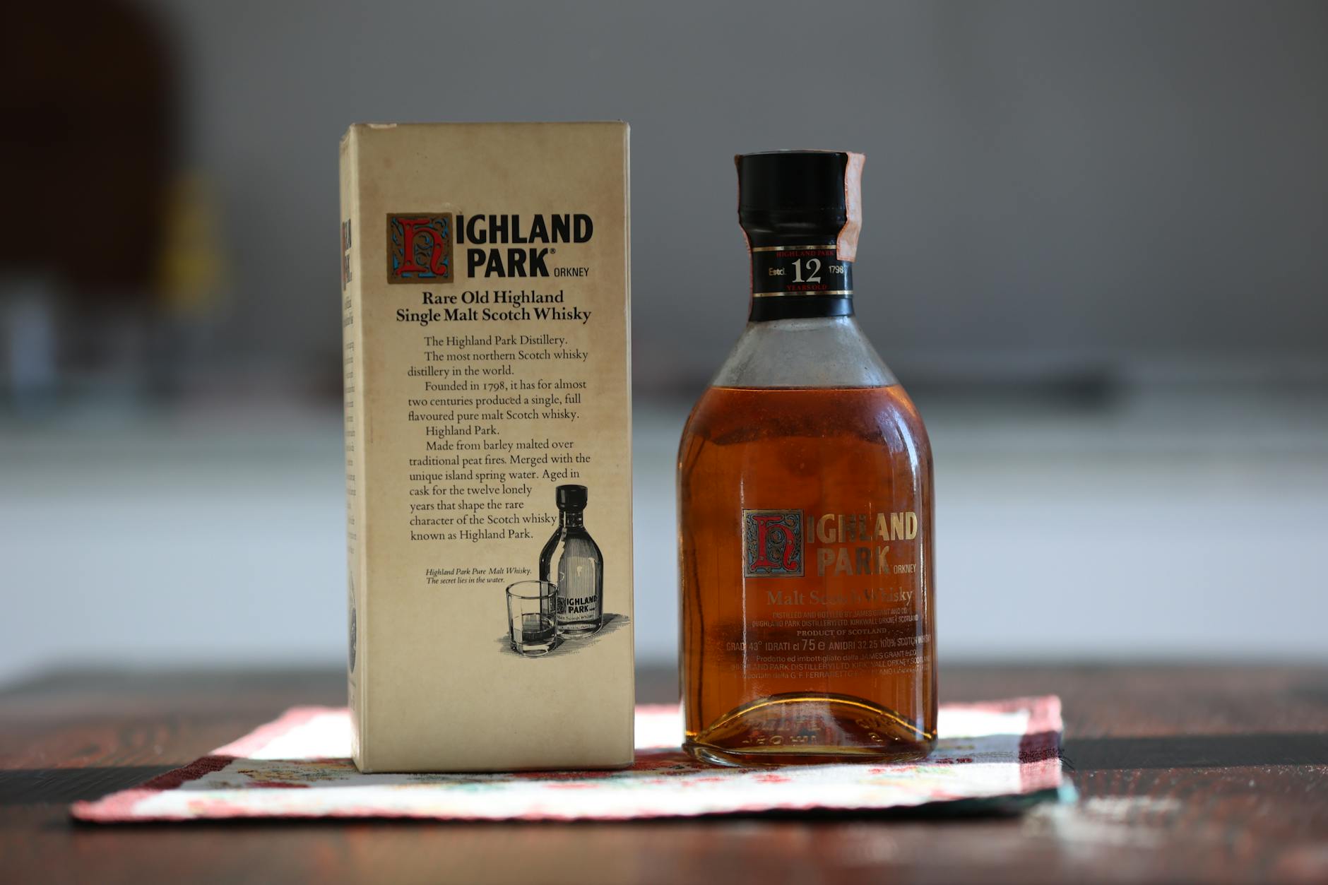 Butelka Highland Park 12-Year-Old Rare Single Malt Whisky z opakowaniem