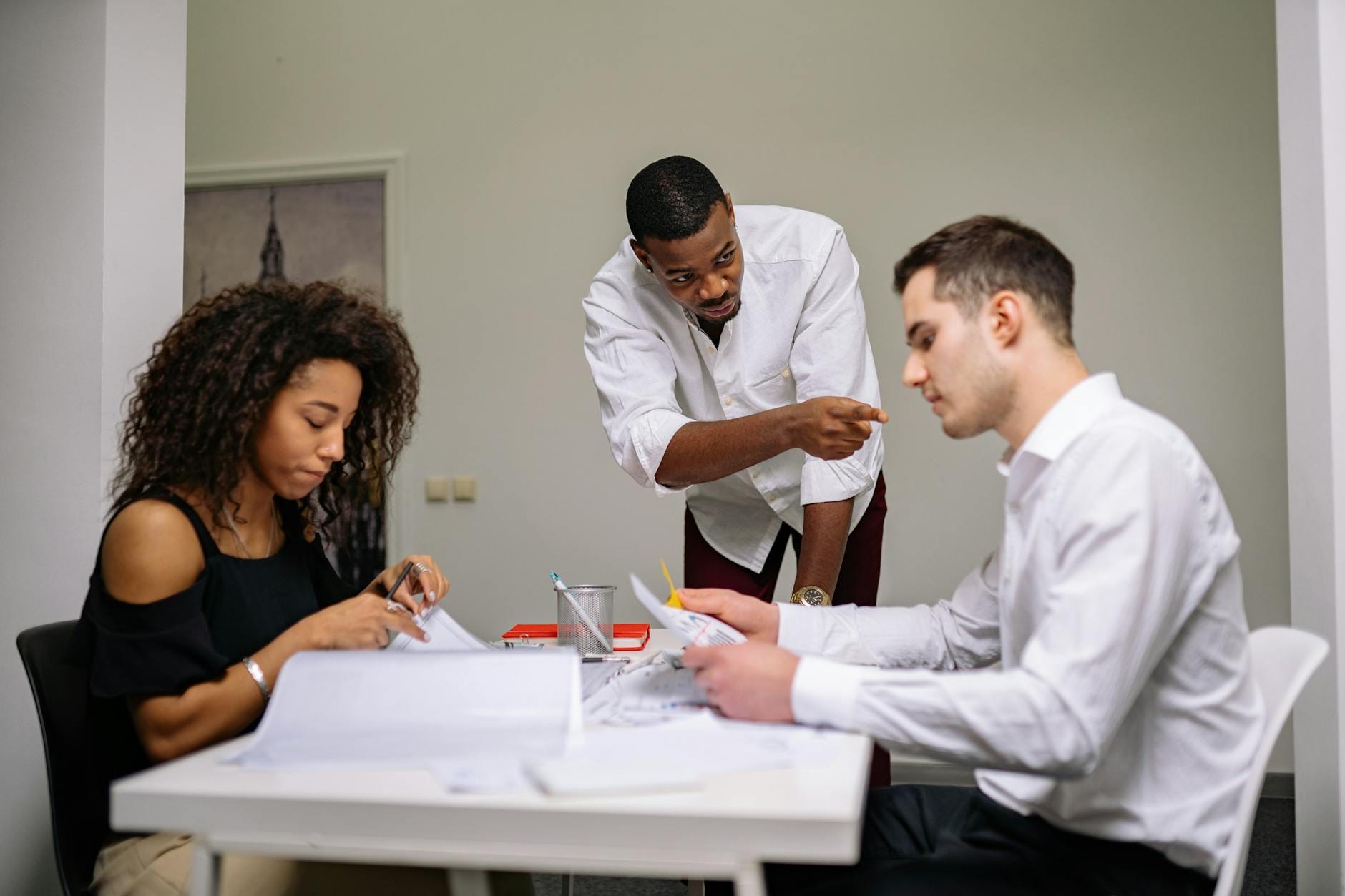 Menedżer wyjaśnia zadania zespołowi podczas spotkania w biurze