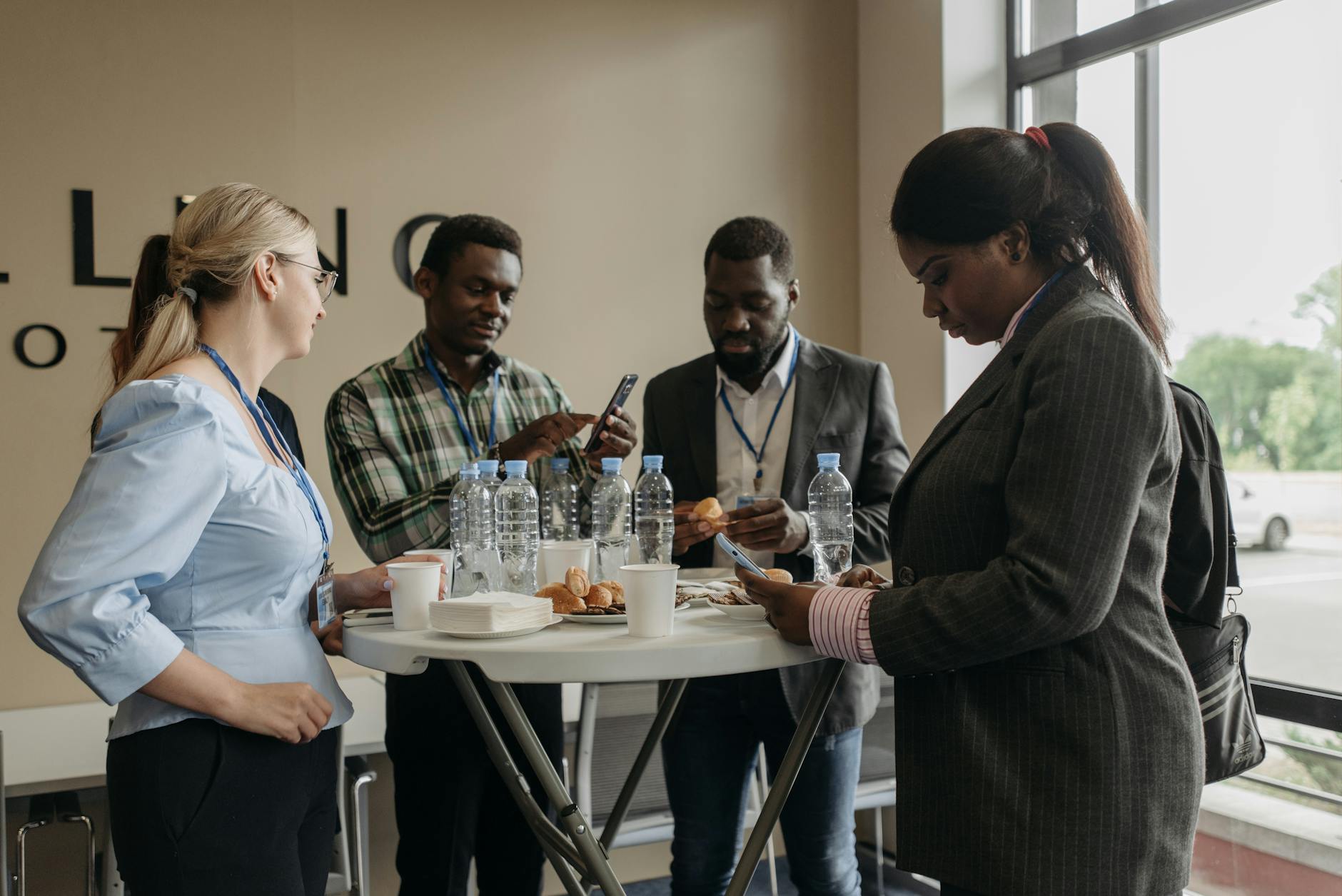 Specjaliści rozmawiają po angielsku podczas przerwy na konferencji biznesowej