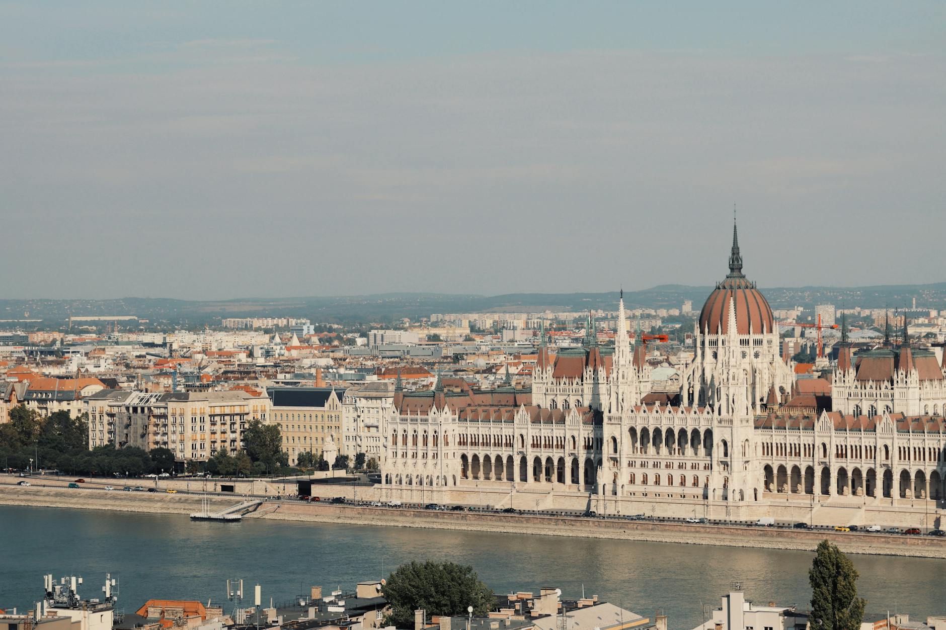 Budynek parlamentu w Budapeszcie nad Dunajem w słoneczny dzień