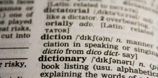 Jak tworzyć pytania po angielsku? Szyk zdań krok po kroku Zbliżenie strony słownika z hasłem dictionary i definicją