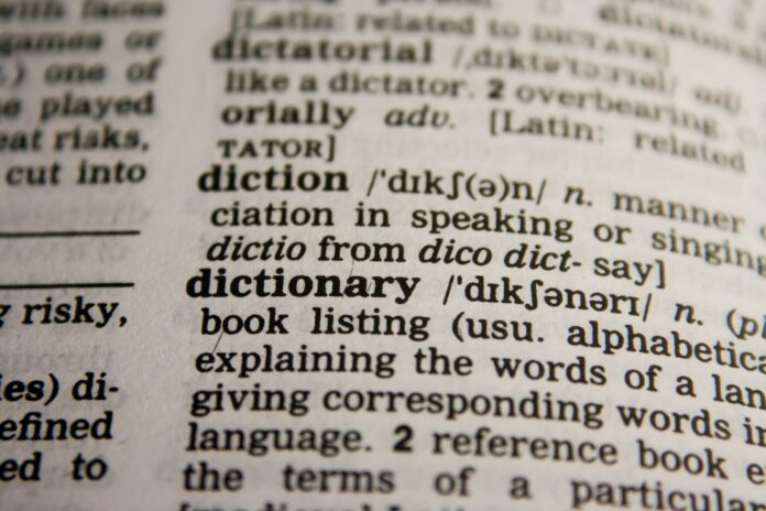 Zbliżenie strony słownika z hasłem dictionary i definicją Zbliżenie strony słownika z hasłem dictionary i definicją